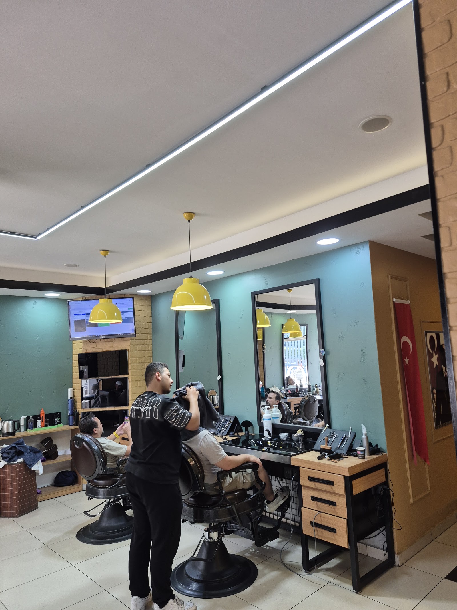 Bir kadın bir erkek bay bayan kuaför güzellik salonu
