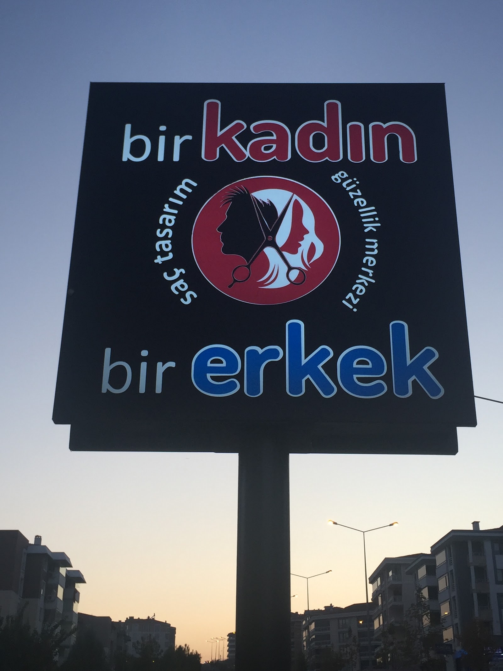 Bir kadın bir erkek bay bayan kuaför güzellik salonu